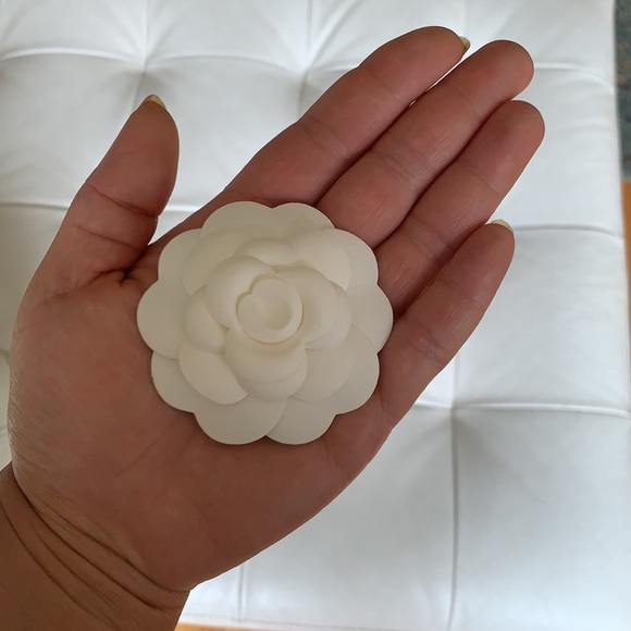 Chanel camellia flower - Picture 3 of 4
